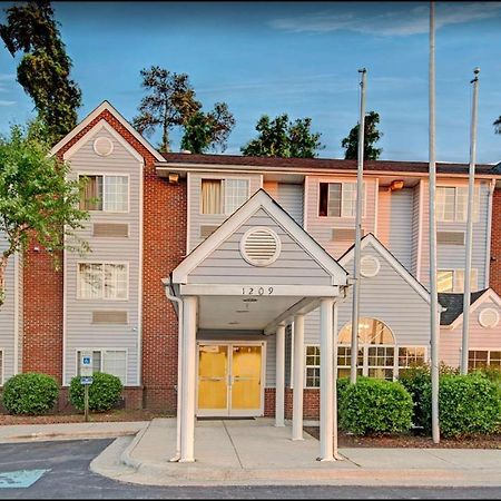 Travelers Inn And Suites Raleigh Bagian luar foto