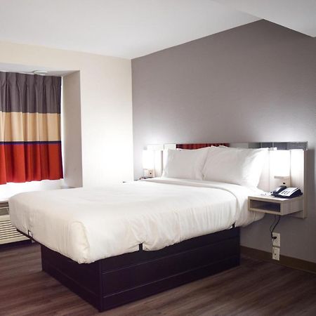 Travelers Inn And Suites Raleigh Bagian luar foto