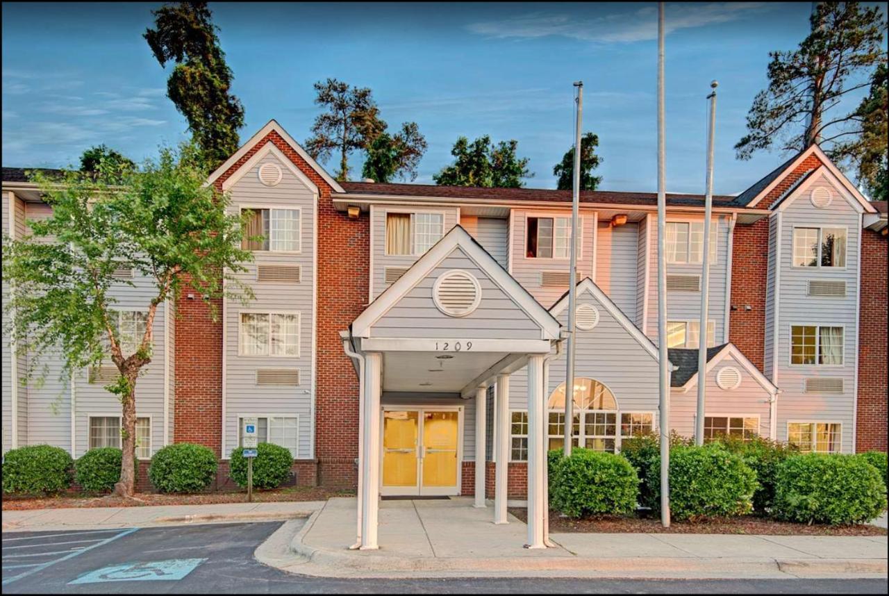 Travelers Inn And Suites Raleigh Bagian luar foto