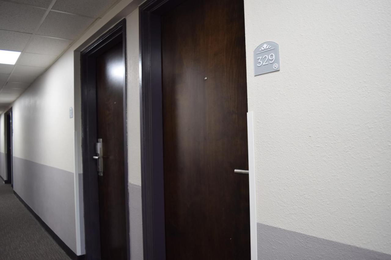 Travelers Inn And Suites Raleigh Bagian luar foto