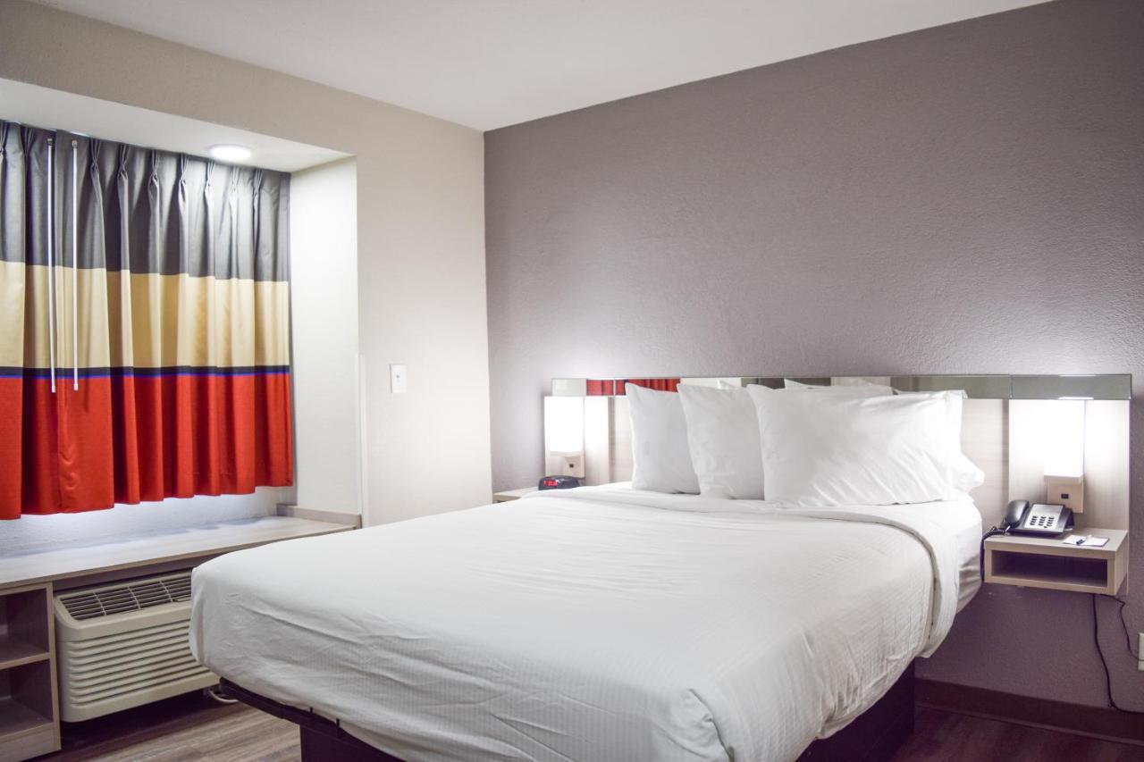 Travelers Inn And Suites Raleigh Bagian luar foto