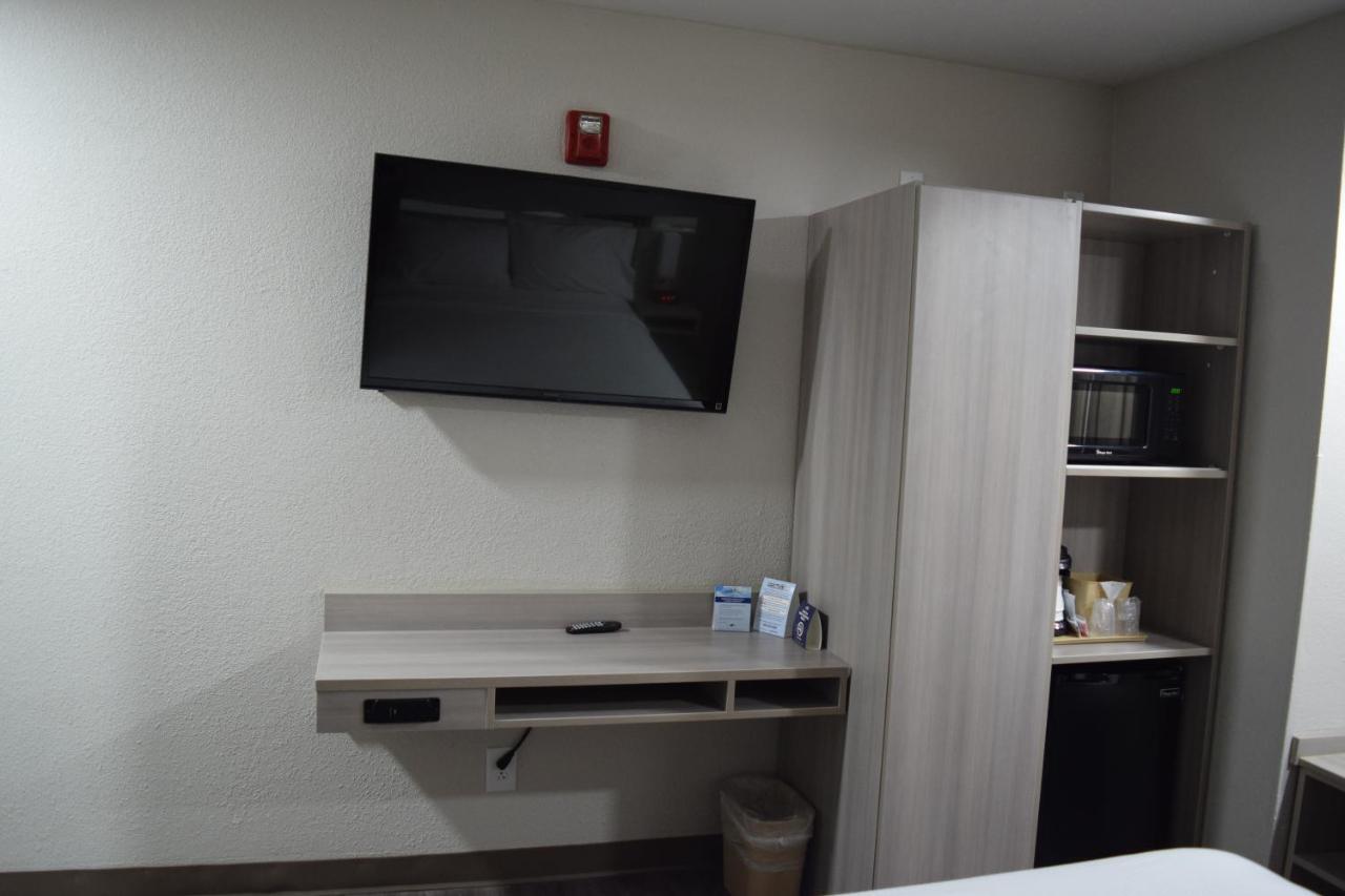 Travelers Inn And Suites Raleigh Bagian luar foto