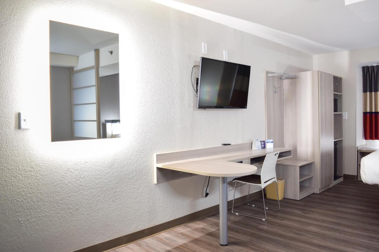 Travelers Inn And Suites Raleigh Bagian luar foto