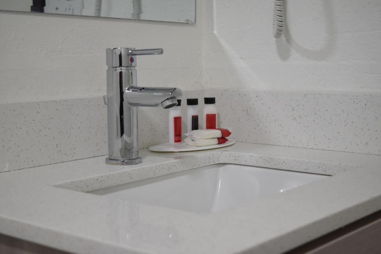 Travelers Inn And Suites Raleigh Bagian luar foto