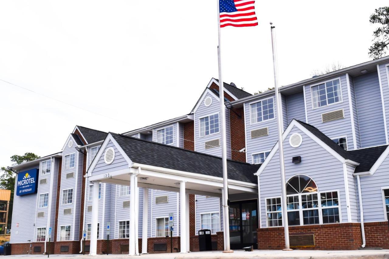 Travelers Inn And Suites Raleigh Bagian luar foto